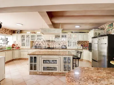 Family villa with pool in Cité Suisse