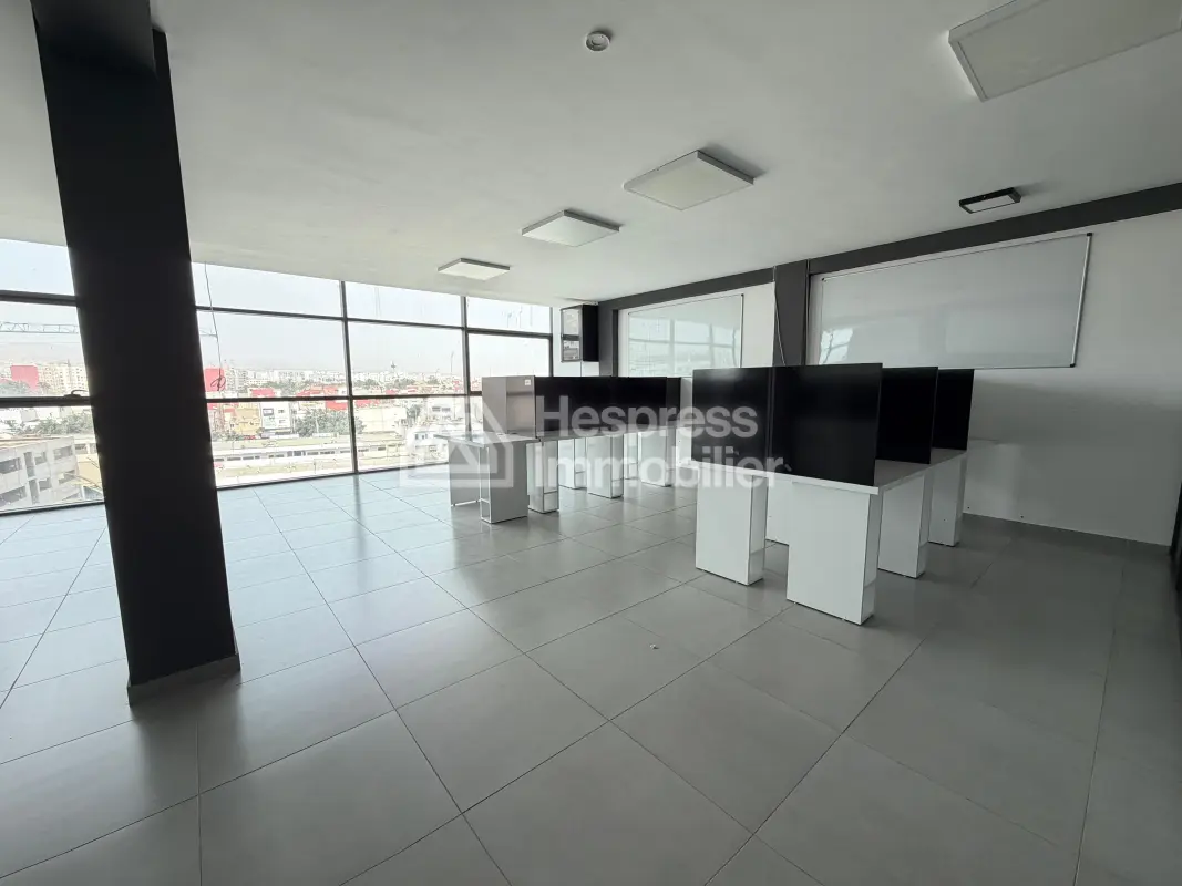 Bureau professionnel de 124 m² sur l'Avenue H2