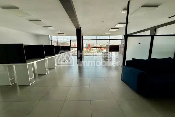 Bureau professionnel de 124 m² sur l'Avenue H2