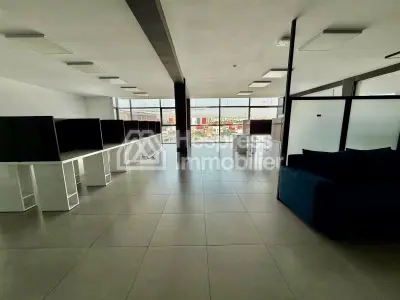 Bureau professionnel de 124 m² sur l'Avenue H2
