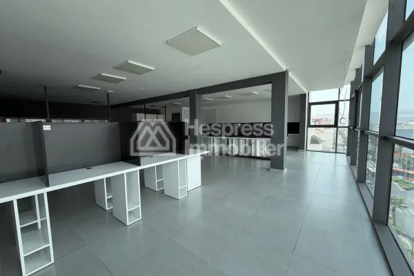 Bureau professionnel de 124 m² sur l'Avenue H2