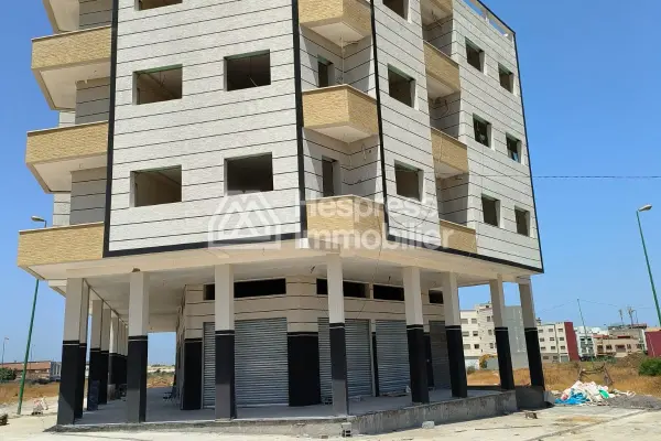 ثلاثة متاجر معروضة للبيع في مركز الصخيرات