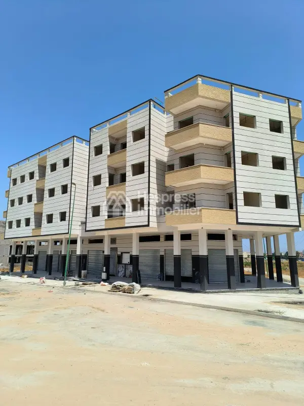 3 magasins à Skhirat Centre à vendre