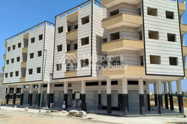 ثلاثة متاجر معروضة للبيع في مركز الصخيرات