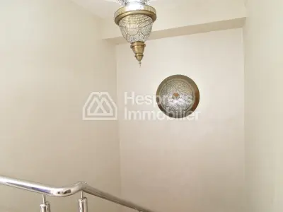 فيلا عائلية رائعة بالقرب من ملاعب الغولف في أكادير براحة عصرية، ومساحات معيشة واسعة، وموقع آمن.