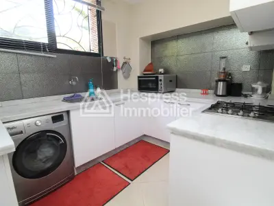فيلا عائلية رائعة بالقرب من ملاعب الغولف في أكادير براحة عصرية، ومساحات معيشة واسعة، وموقع آمن.