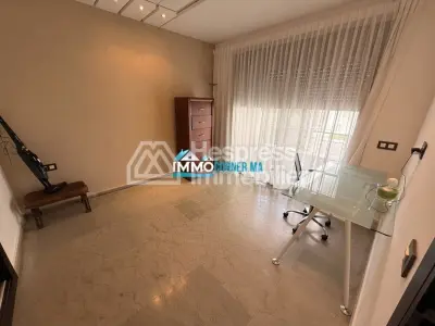 شقة جميلة للإيجار في مجمع سكني مسوّر مع مسبح في مالاباطا