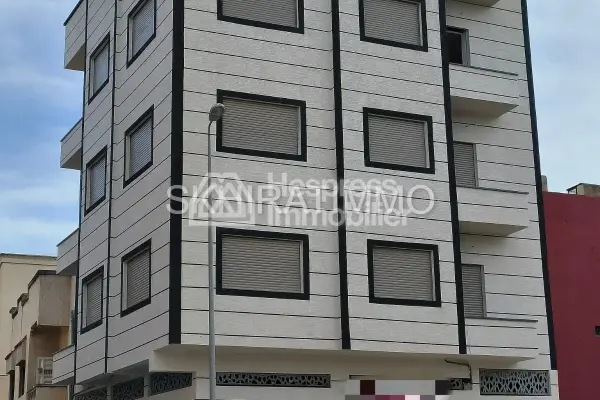 مبنى تجاري (طابق أرضي + 3 طوابق) للبيع