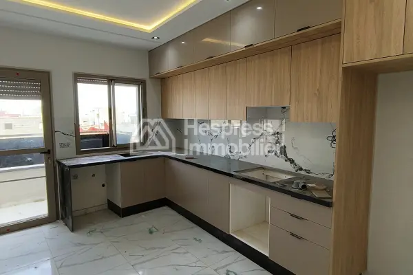 مبنى تجاري (طابق أرضي + 3 طوابق) للبيع