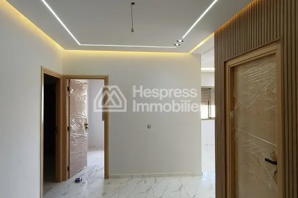 مبنى تجاري (طابق أرضي + 3 طوابق) للبيع