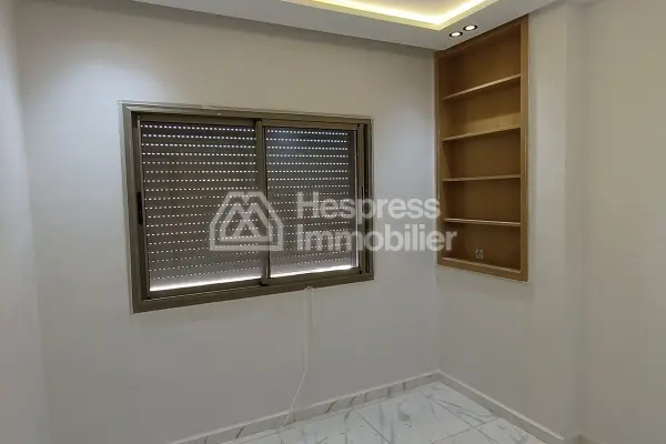 مبنى تجاري (طابق أرضي + 3 طوابق) للبيع