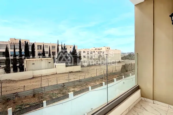 شقة للإيجار على المدى المتوسط: شقة في أورير بإطلالة على المسبح. الخدمات مشمولة.