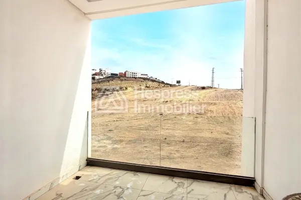 شقة مطلة على الشاطئ في أورير مع مسبح. إيجار متوسط ​​الأجل.