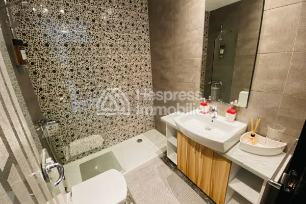 شقة مفروشة رائعة للإيجار في مجمع سكني مزود بمسبح، تقع في طنجة ، مالاباطا