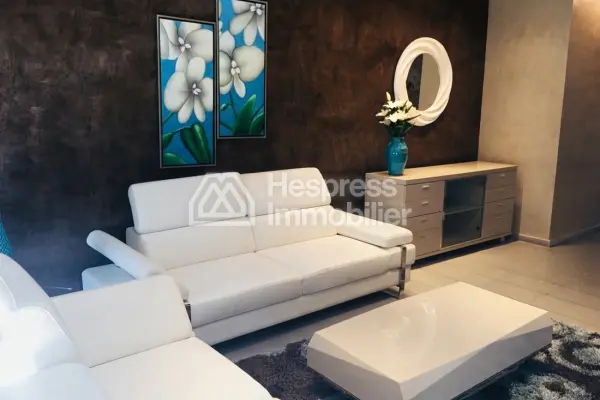 شقة مفروشة بشكل جميل للإيجار في مجمع سكني فاخر مع مسبح في طنجة مالاباطا