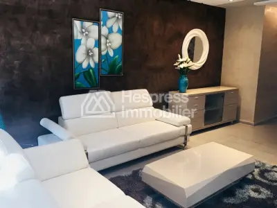 شقة مفروشة بشكل جميل للإيجار في مجمع سكني فاخر مع مسبح في طنجة مالاباطا