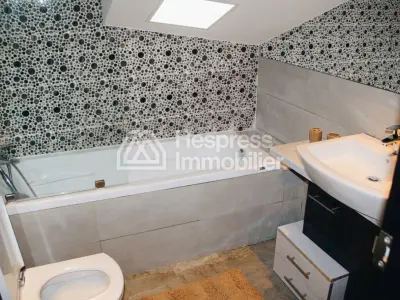 شقة مفروشة بشكل جميل للإيجار في مجمع سكني فاخر مع مسبح في طنجة مالاباطا