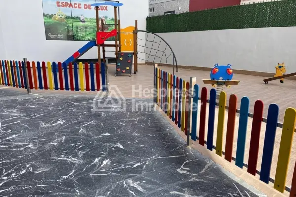 شقة جميلة غير مفروشة للإيجار في مجمع سكني مسوّر