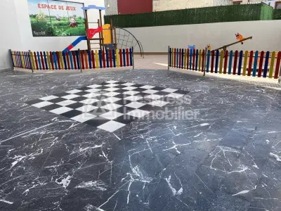 شقة جميلة غير مفروشة للإيجار في مجمع سكني مسوّر
