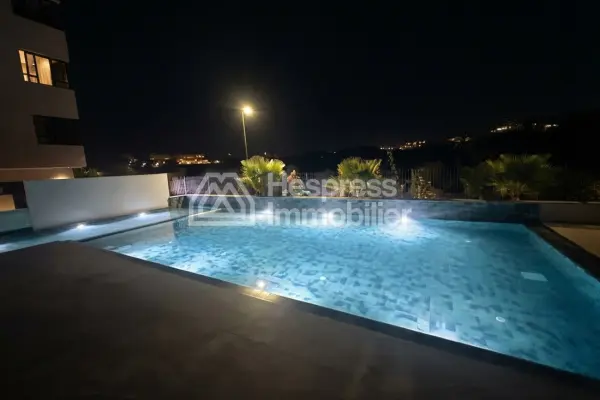 شقة جميلة غير مفروشة للإيجار في مجمع سكني مسوّر