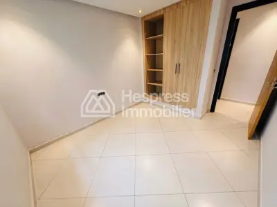 شقة جميلة غير مفروشة للإيجار في مجمع سكني مسوّر
