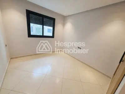 شقة جميلة غير مفروشة للإيجار في مجمع سكني مسوّر