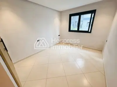 شقة جميلة غير مفروشة للإيجار في مجمع سكني مسوّر