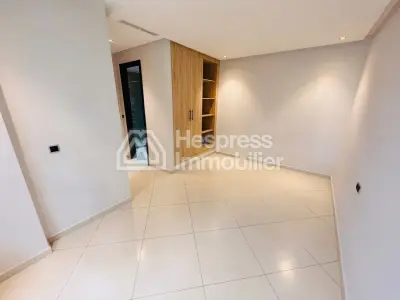 شقة جميلة غير مفروشة للإيجار في مجمع سكني مسوّر