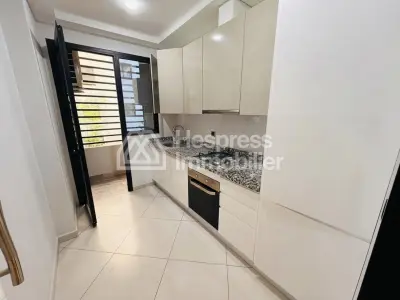 شقة جميلة غير مفروشة للإيجار في مجمع سكني مسوّر