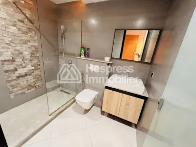 شقة جميلة غير مفروشة للإيجار في مجمع سكني مسوّر