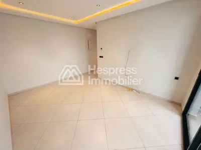 شقة جميلة غير مفروشة للإيجار في مجمع سكني مسوّر