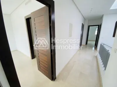 فيلا فاخرة للإيجار في مجمع سكني مرموق وآمن في كاليفورنيا جبل كبير طنجة