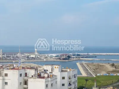 شقة رائعة بإطلالات خلابة على البحر للإيجار في قلب مركز المدينة