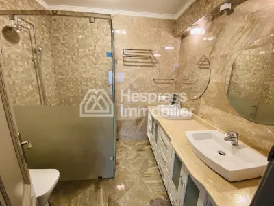 شقة رائعة بإطلالات خلابة على البحر للإيجار في قلب مركز المدينة