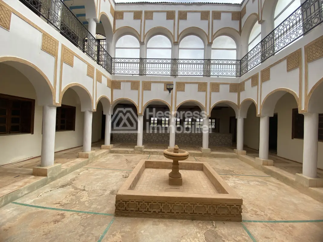 Luxury riad for sale, requiring renovation/operation, 660 m2 of covered space on 2 hectares between Agadir and Taroudant