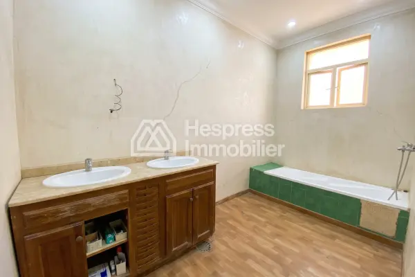 Luxury riad for sale, requiring renovation/operation, 660 m2 of covered space on 2 hectares between Agadir and Taroudant