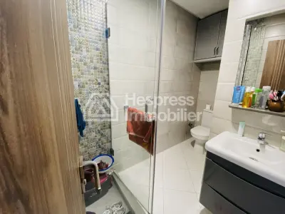 Appartement cosy à louer avec grande terrasse et garage – Centre ville Tanger