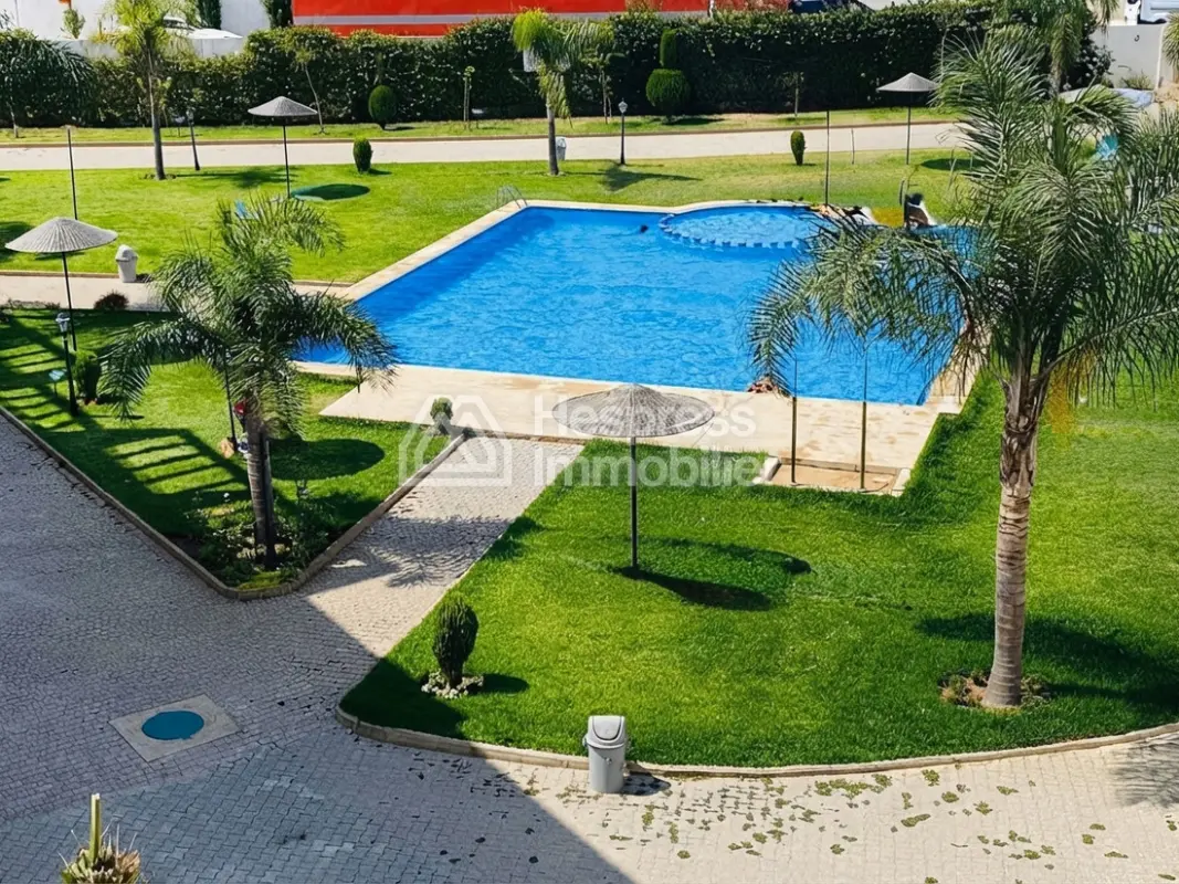 بيع شقة جميلة في مجمع سكني مزود بمسبح في مالاباطا