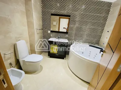 بيع شقة جميلة في مجمع سكني مزود بمسبح في مالاباطا
