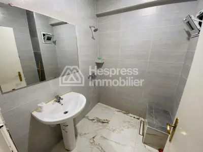 للبيع – شقة مع تراس واسع – سكن مع مسبح – كورنيش دي طنجة