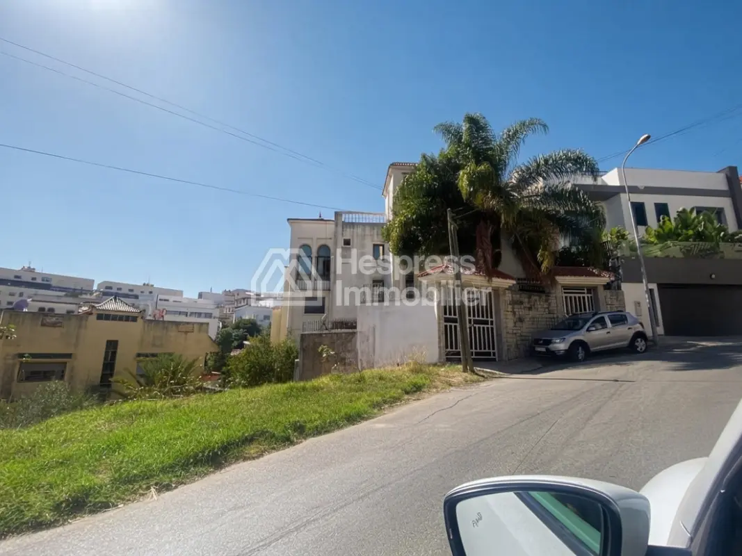 Beautiful plot of land with 3 street frontages, suitable for a villa (ground floor minus 2 and ground floor plus 1) for sale in the city center of Souk Bkar.