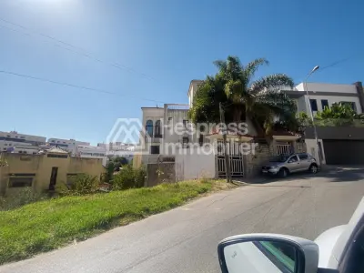 Beautiful plot of land with 3 street frontages, suitable for a villa (ground floor minus 2 and ground floor plus 1) for sale in the city center of Souk Bkar.