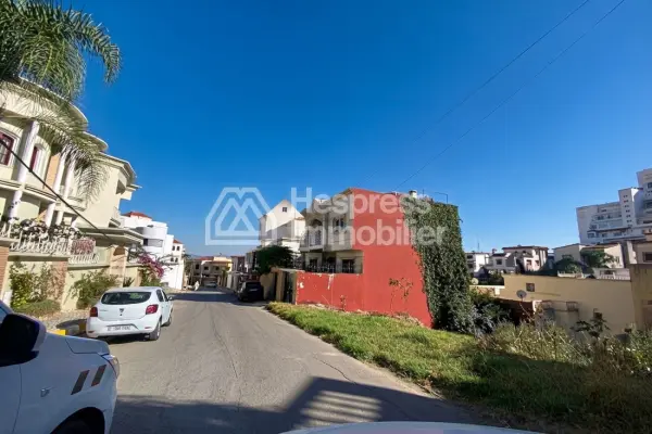 Beautiful plot of land with 3 street frontages, suitable for a villa (ground floor minus 2 and ground floor plus 1) for sale in the city center of Souk Bkar.