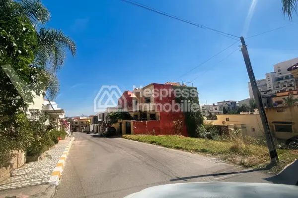Beautiful plot of land with 3 street frontages, suitable for a villa (ground floor minus 2 and ground floor plus 1) for sale in the city center of Souk Bkar.