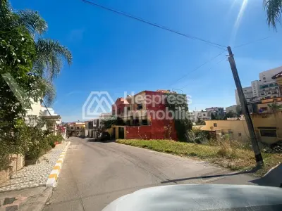 Beautiful plot of land with 3 street frontages, suitable for a villa (ground floor minus 2 and ground floor plus 1) for sale in the city center of Souk Bkar.