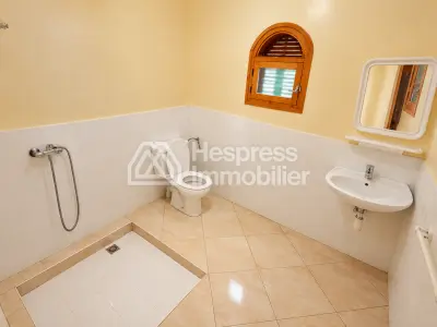 عقار استثنائي في إيسن مع مسبح وحديقة على قطعة أرض مساحتها 17,453 مترًا مربعًا