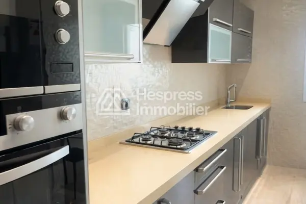 Très bel appartement en location à Jbel Kbir. 4 grandes pièces. Bien meublé