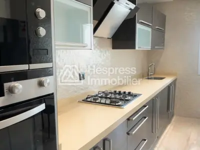 Très bel appartement en location à Jbel Kbir. 4 grandes pièces. Bien meublé