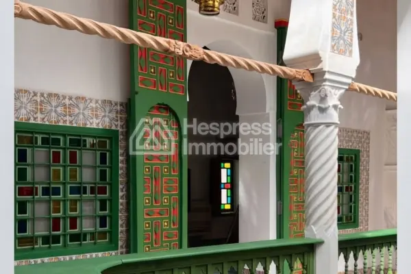 رياض فاخر للبيع في المدينة القديمة. يضم 20 غرفة نوم مريحة وشرفة جميلة.