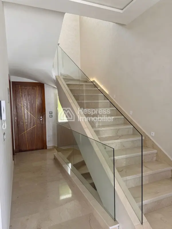 Luxury villa for rent in Du Golf . 4 comfortable rooms. Residence with concierge, air conditioning throughout.